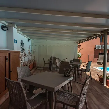 Apartment Relaxing Cristal Blu Sleeps 4 No1492 *